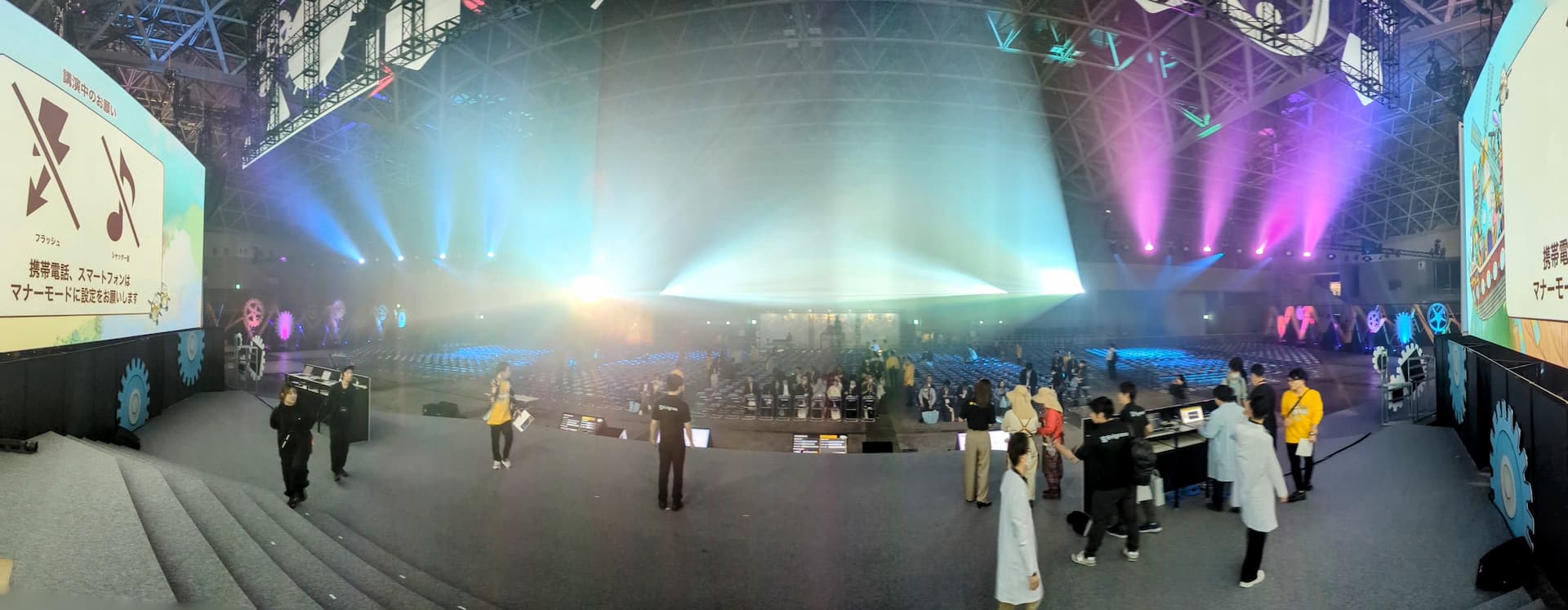 開会前の準備中にステージから撮影した写真。